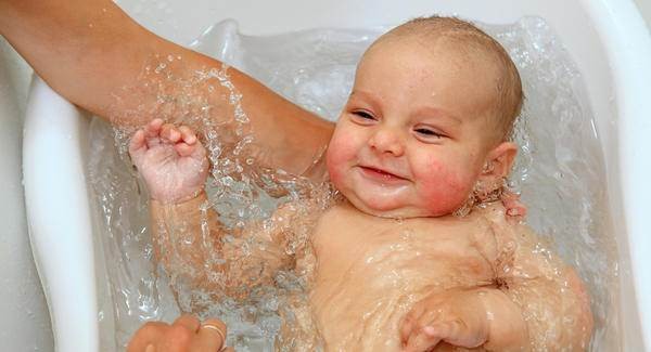 Tắm cho bé vào mùa đông hãy chú ý đến những chi tiết này để con bạn không bị cảm lạnh